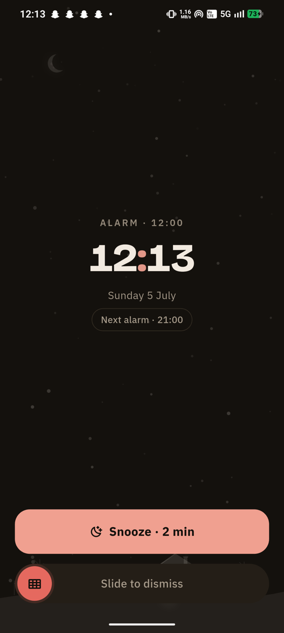 Early's ring screen at night: the current time, next alarm, snooze and slide-to-dismiss
